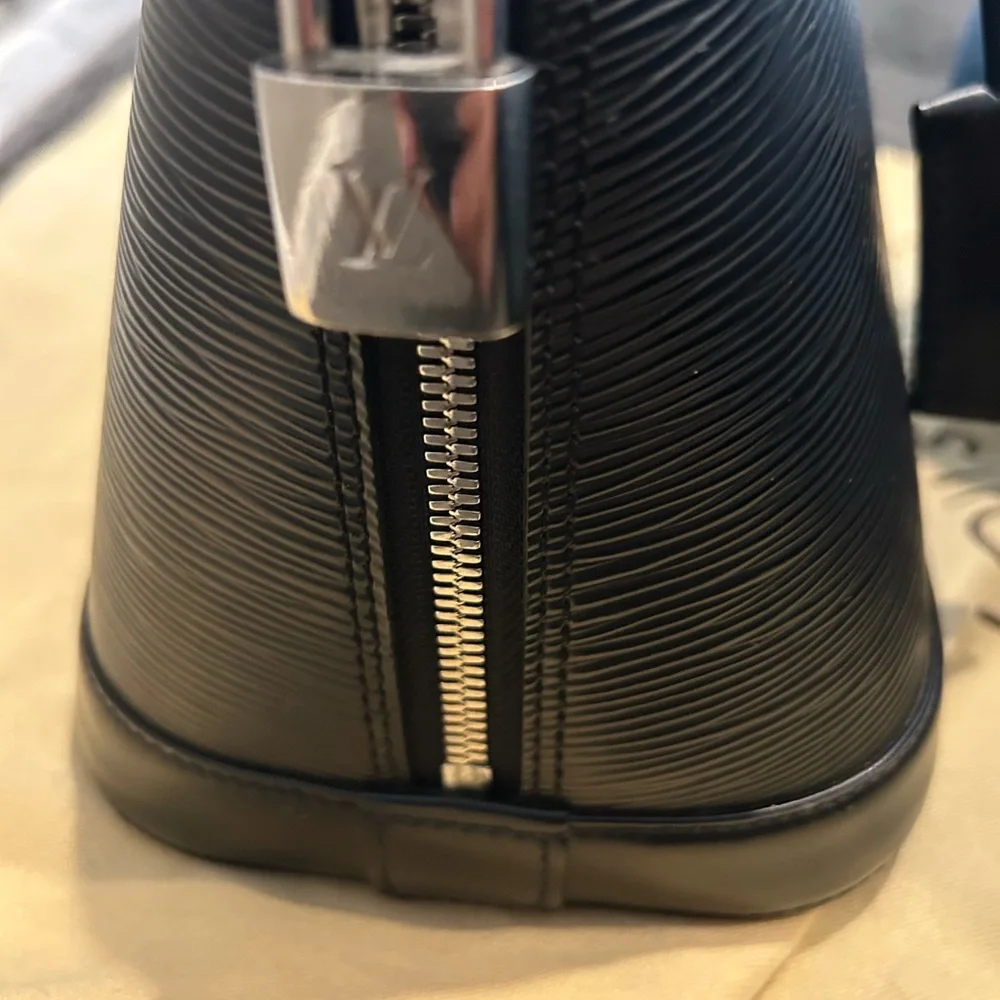 Louis Vuitton Alma Black Epi Leather Handbag.Authenticity
Guaranteed by Poshmark - Picture 9 of 10